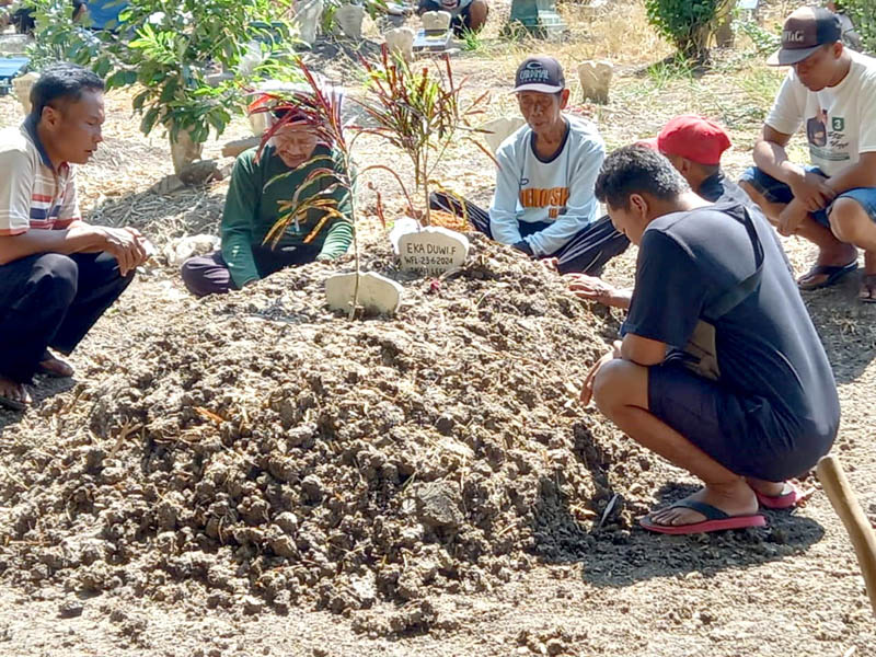 SELAMAT: Sejumlah tokoh masyarakat menggelar doa di makam Eka Duwi yang dibongkar orang tak dikanal pada Sabtu (29/6).