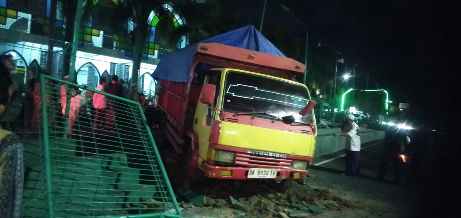 SOPIRNYA MABUK: Kondisi truk nopol DK 9810 TF yang disopiri Arik Hariyanto nangkring di pagar MAB, Senin petang (1/6).