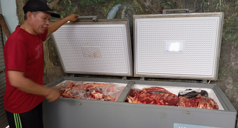 SEPI PEMBELI: Saifulmenunjukkan daging sapi yang belum laku dijual disimpan dalam mesin pendingin (freezer) Senin (1/7)