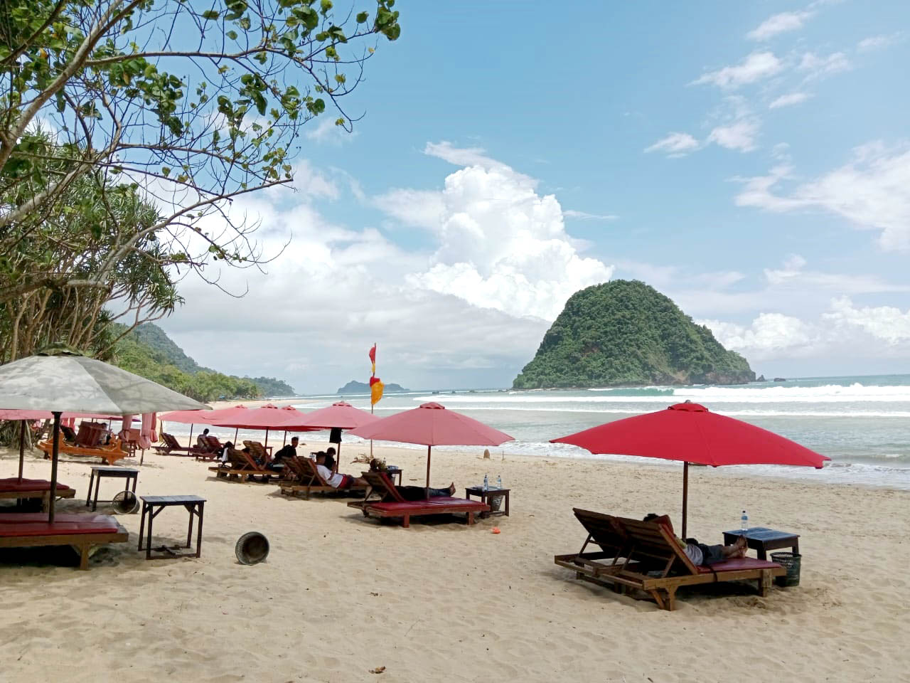 PULAU MERAH: Waspadai aat berwisata terutama saat cuaca buruk