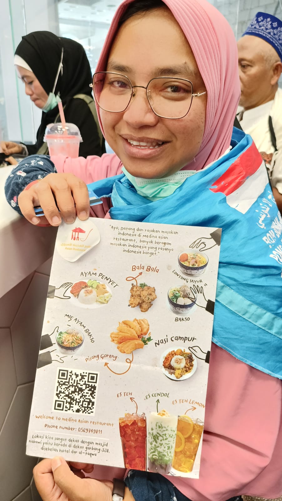 PILIH MENU: dr Eny Kusumawati menunjukkan ragam menu bakso di Medina Asian Restaurant yang berlokasi tak jauh dari Masjid Nabawi.