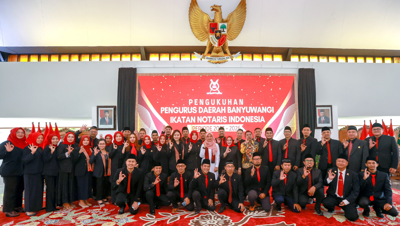 Bupati Ipuk Fiestiandani foto bersama jajaran Pengda Banyuwangi INI periode 2023&mdash;2026 di Pendapa Sabha Swagata Blambangan kemarin (3/7).