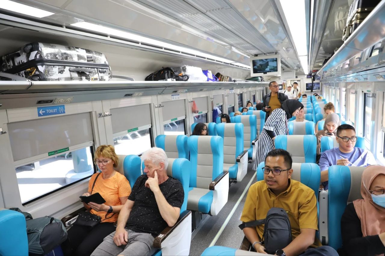 Pelanggan kereta api di Stasiun Malang meningkat selama libur sekolah.