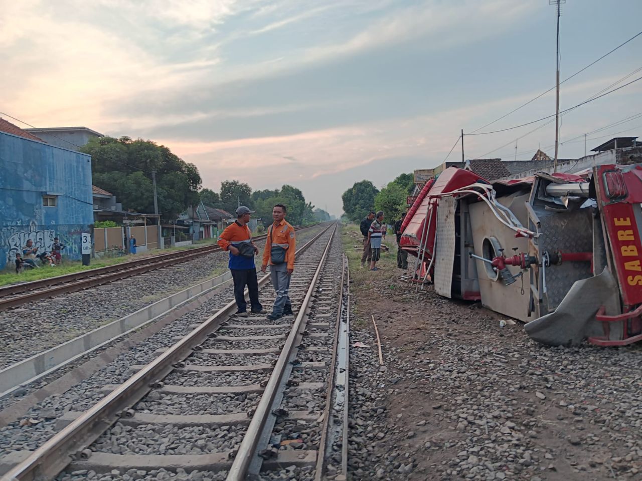 Mobil pemadam kebakaran rusak berat usai tertemper kereta api barang di JPL 93 Haurgeulis, Indramayu, Jawa Barat, Selasa dini hari (2/7).