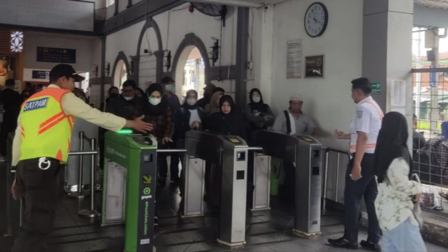Bertepatan dengan hari libur sekolah, penumpang KRL Commuter Line membludak di sejumlah stasiun.