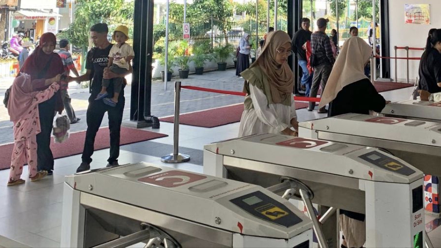 Musim liburan sekolah juga meramaikan stasiun-stasiun Commuter Line Yogyakarta-Solo.