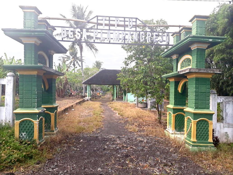 BONGKAR: Di TPU Dusun Krajan, Desa Plampangrejo, Kecamatan Cluring ini pada Sabtu (29/6) dini hari salah satu kuburannya dibongkar oleh orang tidak dikenal.