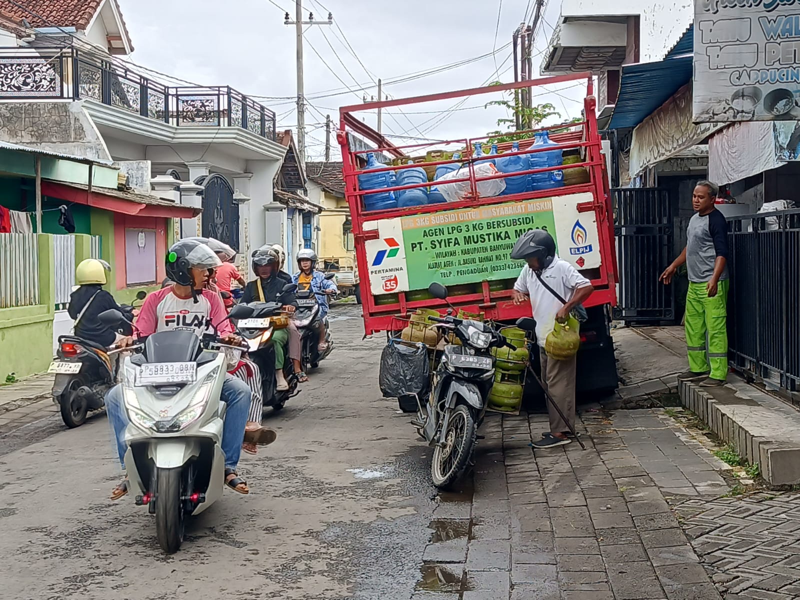 DISTRIBUSI ELPJI: Agen menyalurkan elpiji ukuran 3 kilogram ke pangkalan Abil, Kelurahan Karangrejo, (3/6).