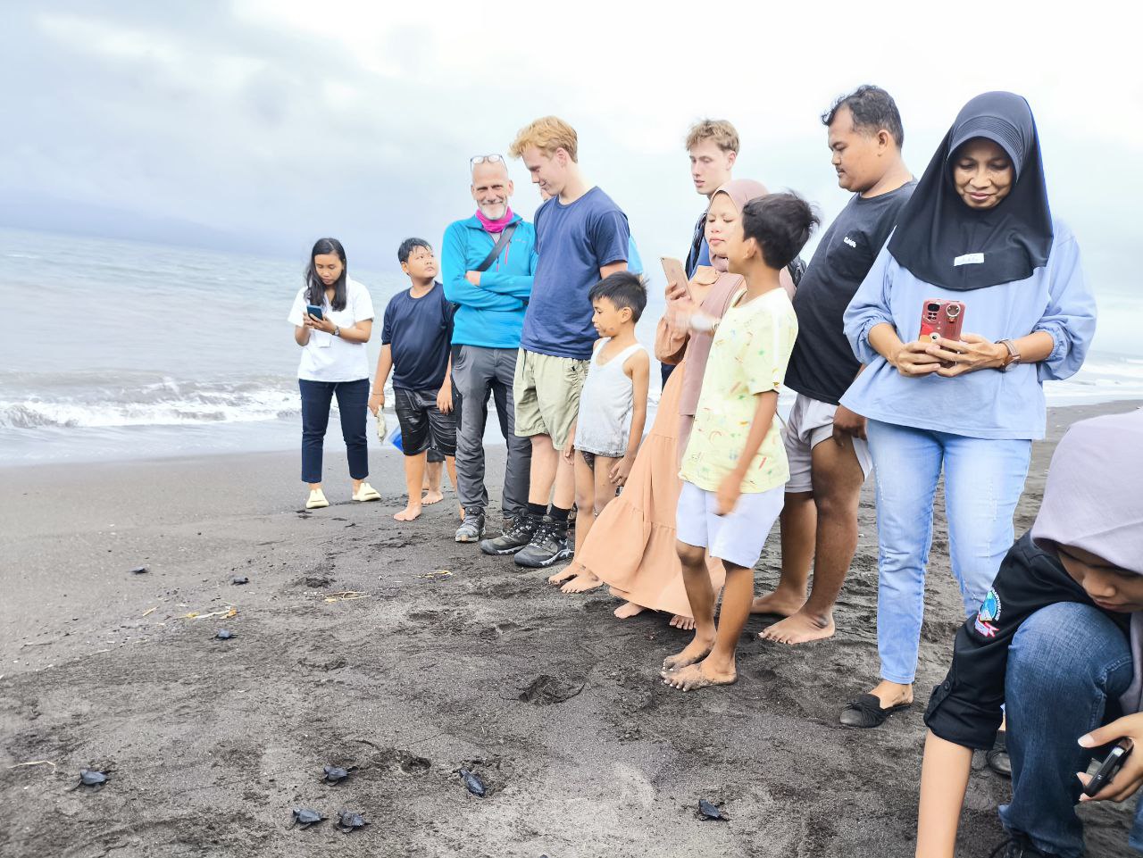Pelepasan tukik penyu lekang di Pantai Pulau Santen menarik perhatian wisatawan asing asal Belanda.