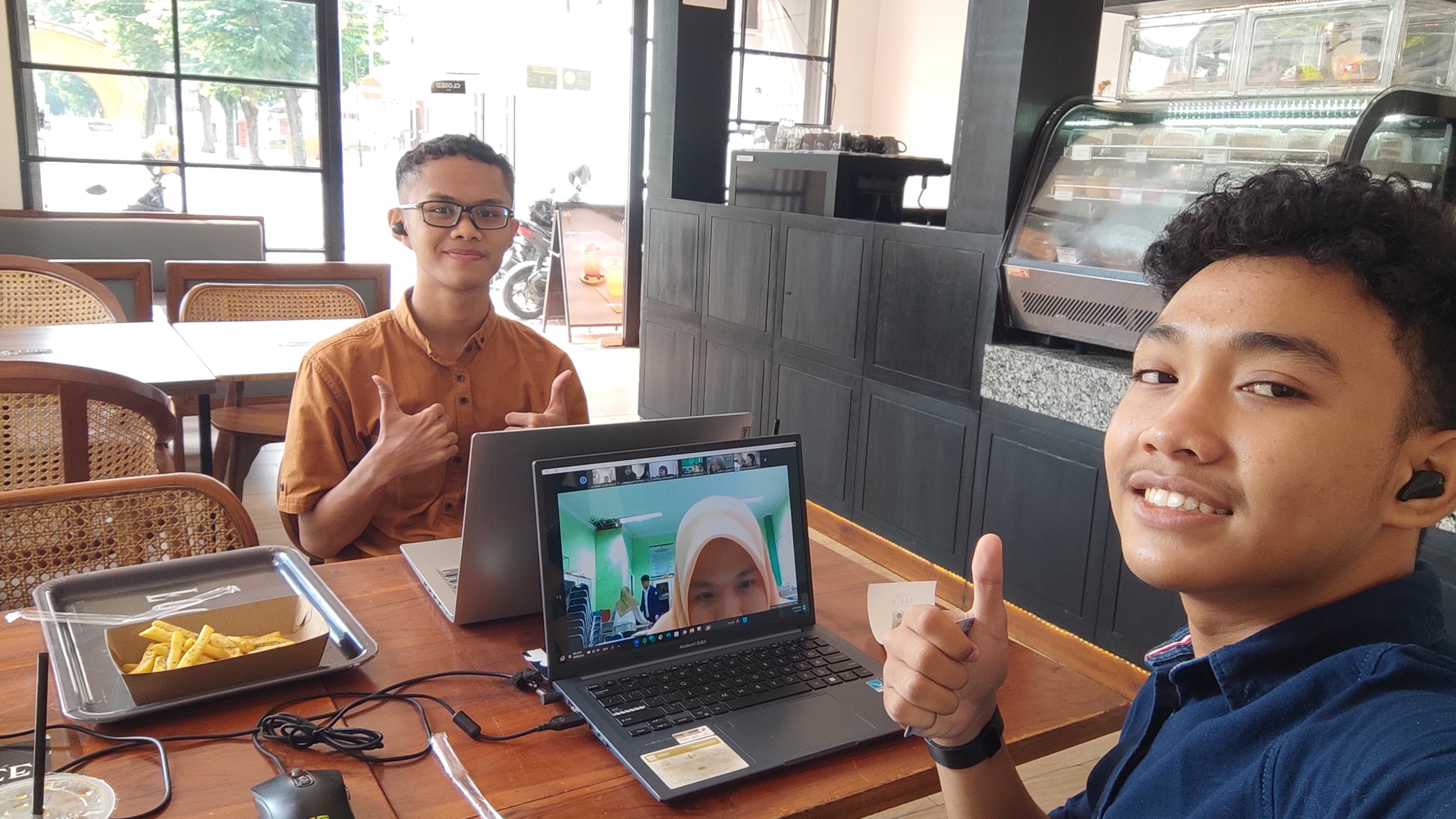 MASUK FINAL : Daffa dan Farhan dalam tim Mugiwara Smansa Glagah sesaat setelah mengikuti babak semifinal Impact 4.0. ITB