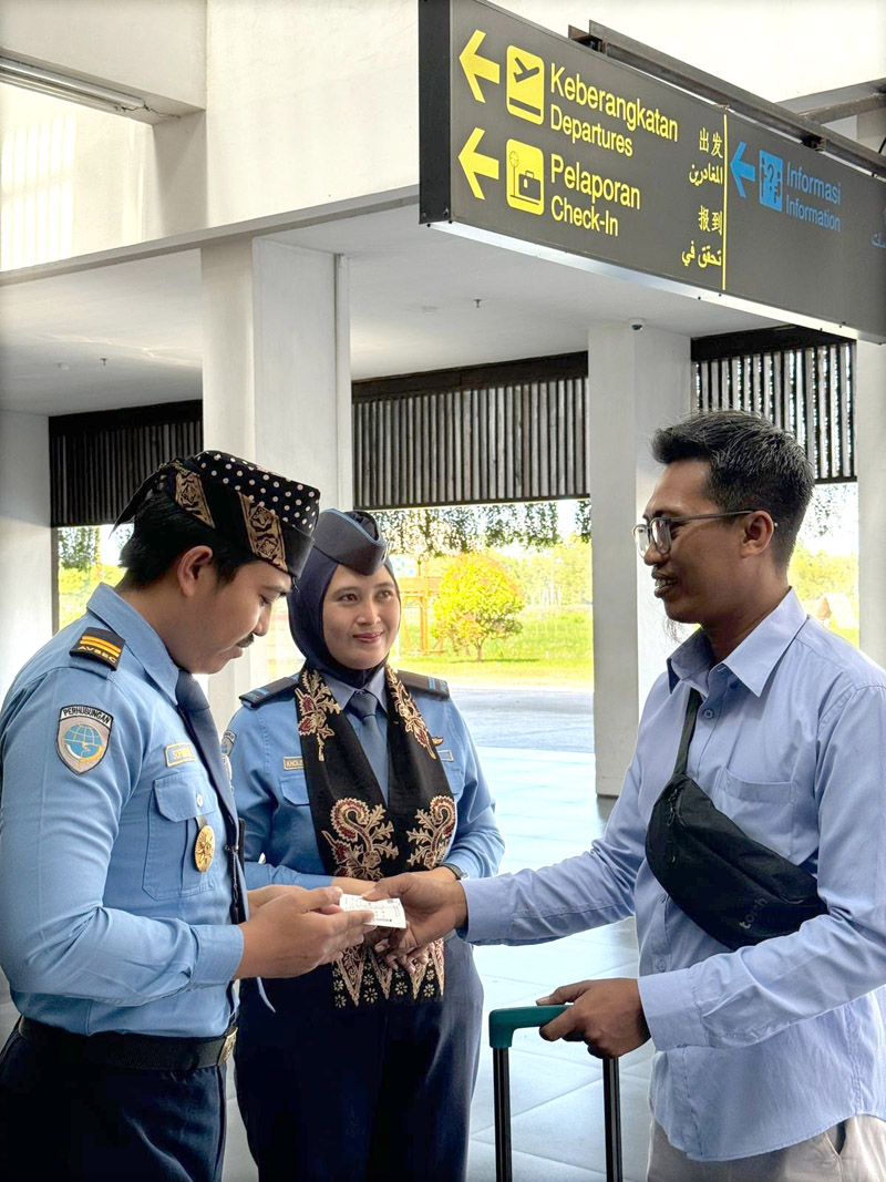 BUDAYA NUSANTARA: Petugas Aviation Security (AVSEC) laki-laki mengenakan udeng khas Banyuwangi dan perempuan mengenakan syal batik Gajah Oling Kamis (4/7)