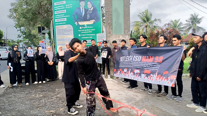 KEJAM: Mahasiswa menampilkan teatrikal kekerasan dan pelanggaran HAM di Indonesia yang perlu diusut tuntas Kamis &nbsp;(4/7). &nbsp;&nbsp;