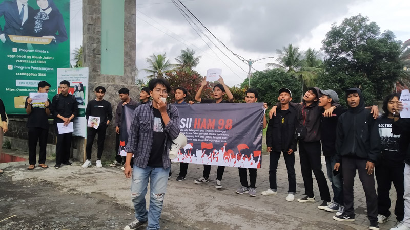 ORASI: Mahasiswa menggelar aksi damai di dapan pintu gerbang kampus IAI Ibrahimy di Jalan KH Hasyim Asyary Genteng Kamis (4/7).