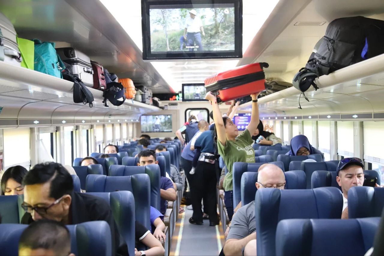 Jumlah penumpang kereta api di Jakarta melonjak selama libur sekolah.