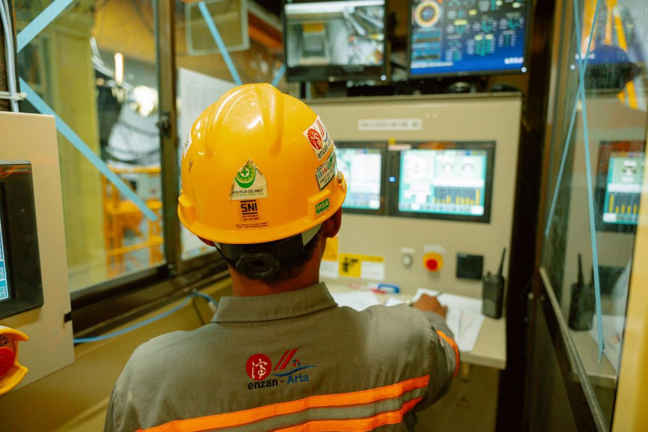 Operator mesin bor proyek MRT Jakarta memperhatikan layar dalam kabin.
