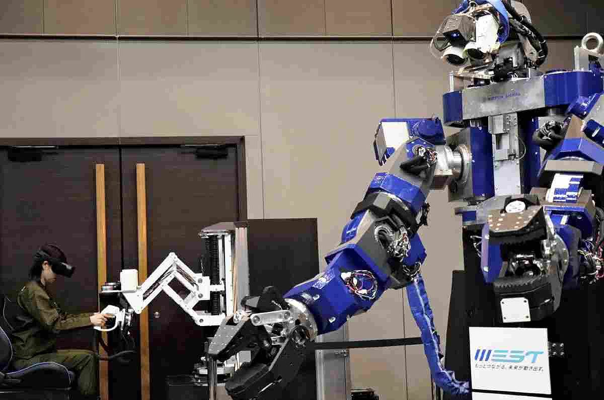 Robot humanoid yang akan digunakan JR West untuk maintenance jalur kereta api.