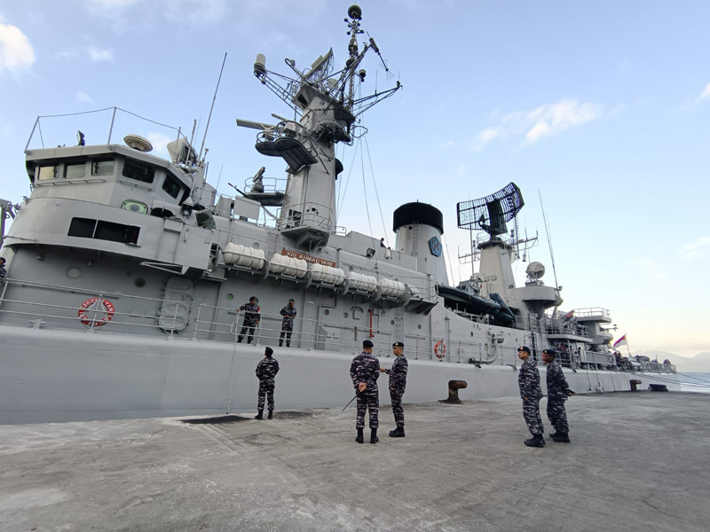 PERUSAK: KRI Ahmad Yani-351 mendarat di Pelabuhan PT Pusri di Kecamatan Kalipuro Jumat (5/7).