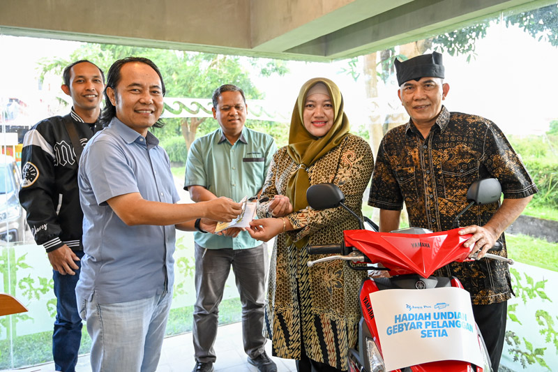 GEBYAR PELANGGAN SETIA: Direktur Jawa Pos Radar Banyuwangi Samsudin Adlawi menyerahkan hadiah sepeda motor kepada Plt Kepala SDN Kepatihan Suliantari didampingi Satkorwildik&nbsp;Banyuwangi Janoto