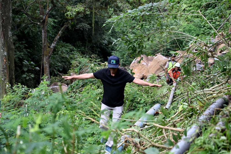 TANPA BANTUAN: Direktur PUDAM Abd. Rahman berjalan di atas pipa untuk mengontrol perbaikan pipa yang rusak Jumat (5/7).