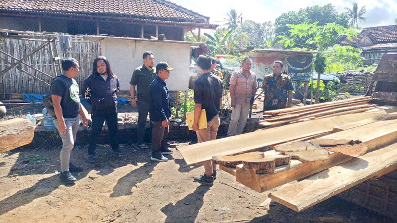 OPERASI: Tim gabungan Perhutani KPH Banyuwangi Selatan, Polhutmob, dan anggota Polsek Purwoharjo mengamankan kayu jati olahan pada Kamis (4/7)