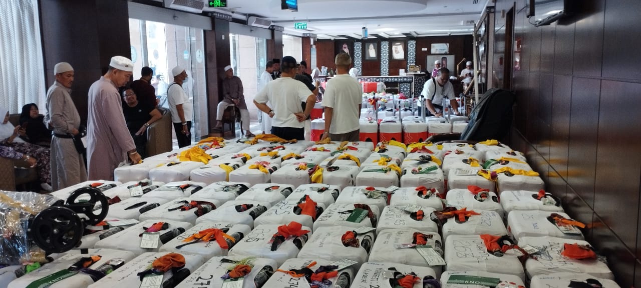 DIKUMPULKAN: Jemaah haji asal Banyuwangi kloter SUB-58 mengumpulkan koper di lobi hotel untuk persiapan pulang ke tanah air Jumat (5/7).