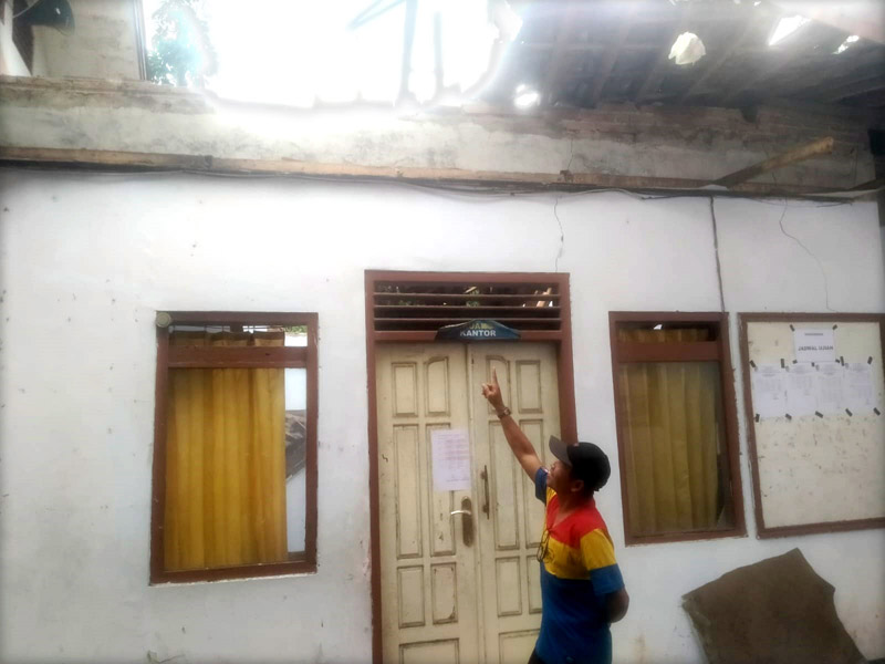 HANCUR: Ruang guru SDN 2 Temuasri, Kecamatan Sempu &nbsp;ambrol akibat hujan deras di Dusun Karangharjo, Desa Temuasri, Kecamatan Sempu pada Kamis (4/7) dini hari.