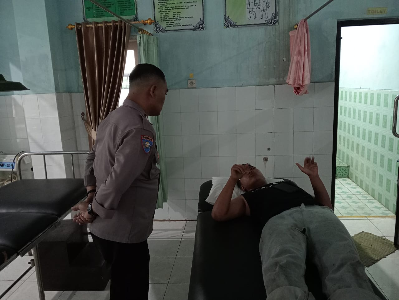 OPNAME: Radit Setiawan menjalani perawatan medis usai mengalami kecelakaan di tikungan tajam Sengkan Mayit, Desa Tamansari, Kecamatan Licin, Jumat (5/7).
