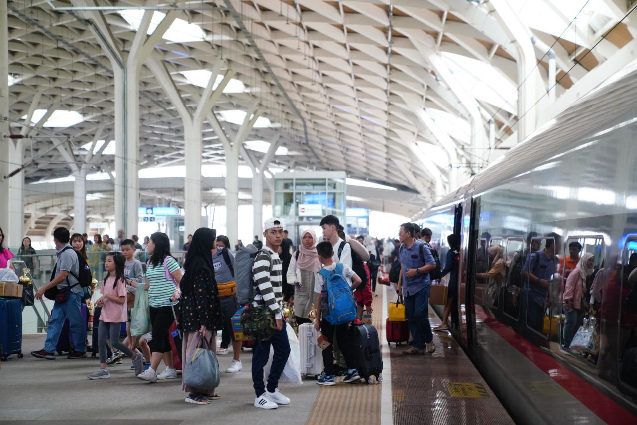 Pengguna layanan kereta cepat Whoosh mengalami peningkatan pada semester I 2024.