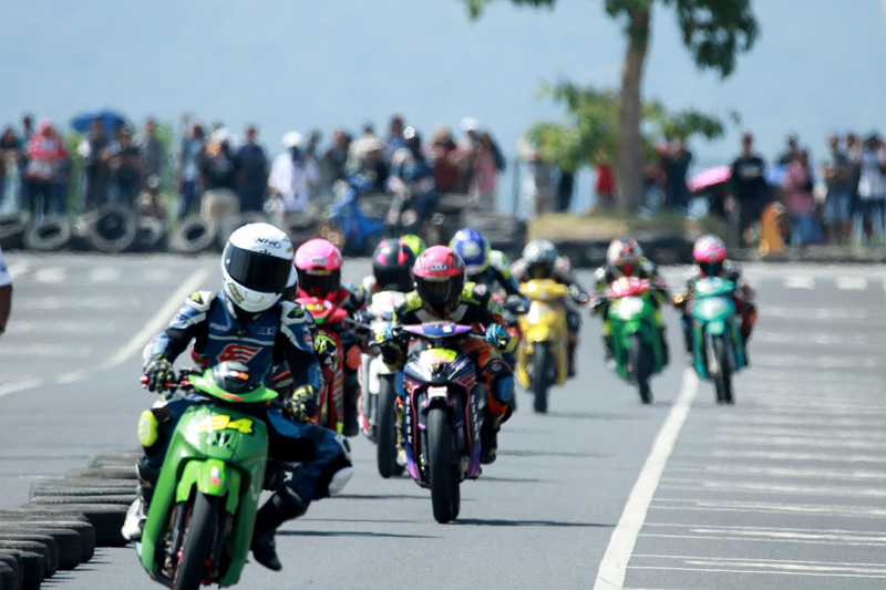 TELAN KORBAN JIWA: Para pembalap beradu kecepatan dalam ajang road race yang berlangsung di sirkuit Pantai Marina Boom, Minggu (7/7).