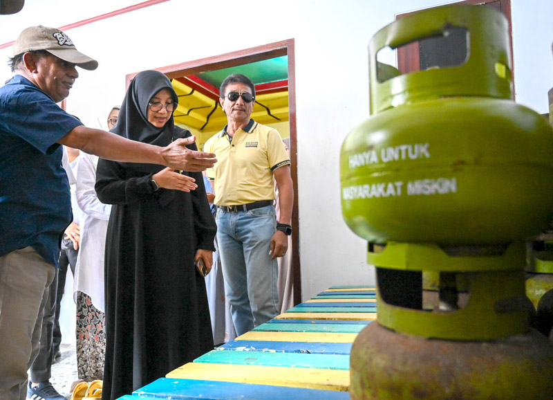 AJUKAN TAMBAHAN STOK: Bupati Ipuk Fiestiandani melakukan sidak ke salah satu pangkalan gas elpiji di Lingkungan Kampung Arab, Kelurahan Lateng, Minggu (7/7).