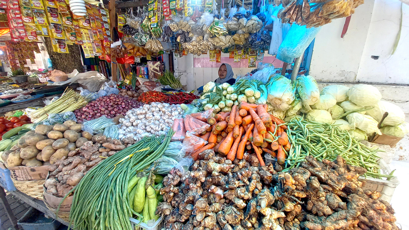 KEBUTUHAN DAPUR: Salah satu pedagang sayur dan bumbu masakan di tempat relokasi Pasar Banyuwangi menunggu pembeli.
