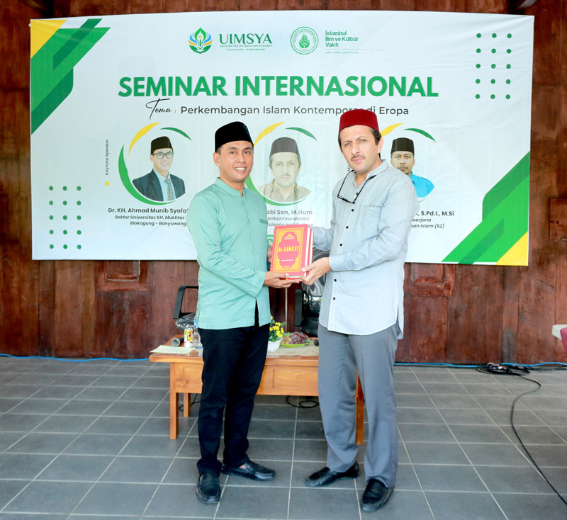 TRI DHARMA: Hasbi Sen dari Istanbul Foundation menyerahkan bantuan kitab pada Rektor Universitas KH Mukhtar Syafaat Blokagung Banyuwangi Dr H Ahmad Munib Syafaat Lc MEI di Pendopo Kampus 2 pada Sabtu