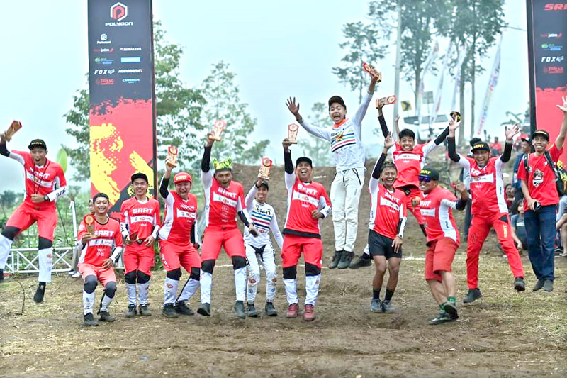 HARUMKAN BANYUWANGI: Tim SART Banyuwangi bergembira bersama usai berhasil menguasai kejuaraan BIG Downhill 2024 pada Minggu (7/7).