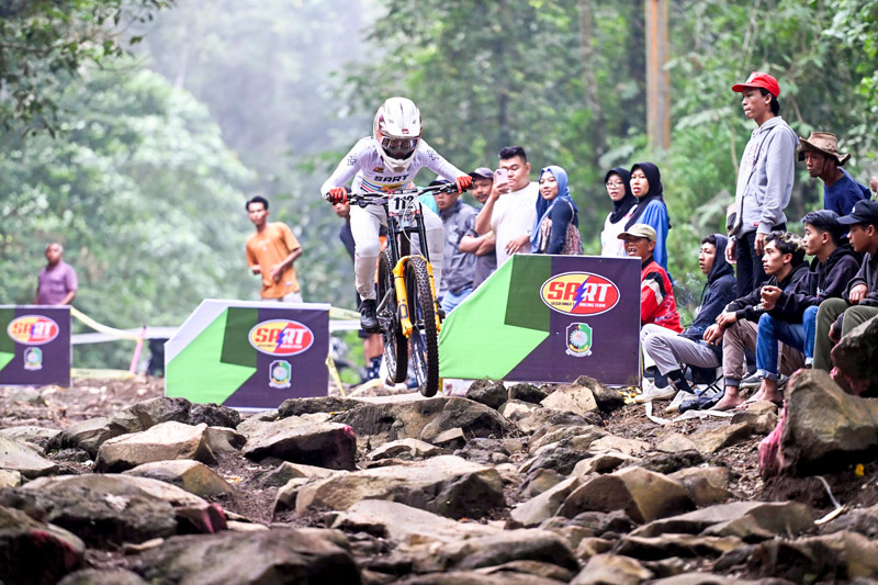 PENUH KONSENTRASI: Pembalap SART 2024 beraksi dengan kecepatan terukur di Sirkuit Gantasan Bike Park, Desa/Kecamatan Licin.