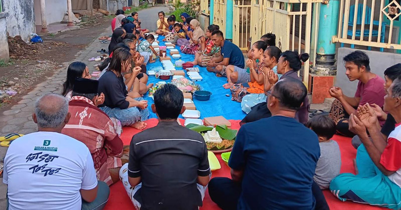 SELAMATAN: Warga Dusun Krajan, RT 3, RW 2, Desa/Kecamatan Cluring menggelar baritan untuk menyambut 1 Suro di jalan simpang tiga kampong pada Minggu (7/7) sore.