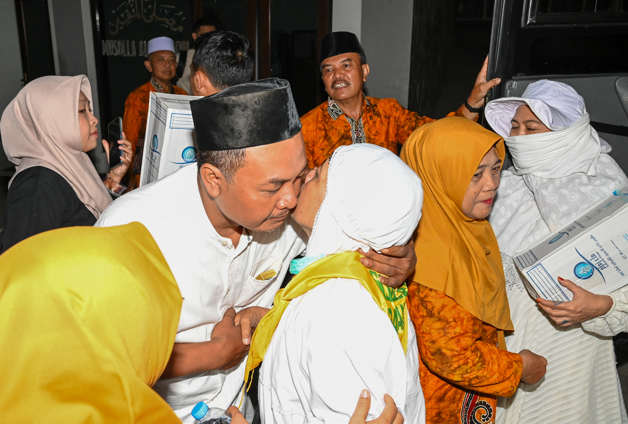 SALING BERPELUKAN: Jemaah haji kloter 58 yang tergabung dalam KBIHU Sabilillah turun di Hotel Baru 2 Beach Watudodol, pukul 20.00 tadi malam.&nbsp;&nbsp;