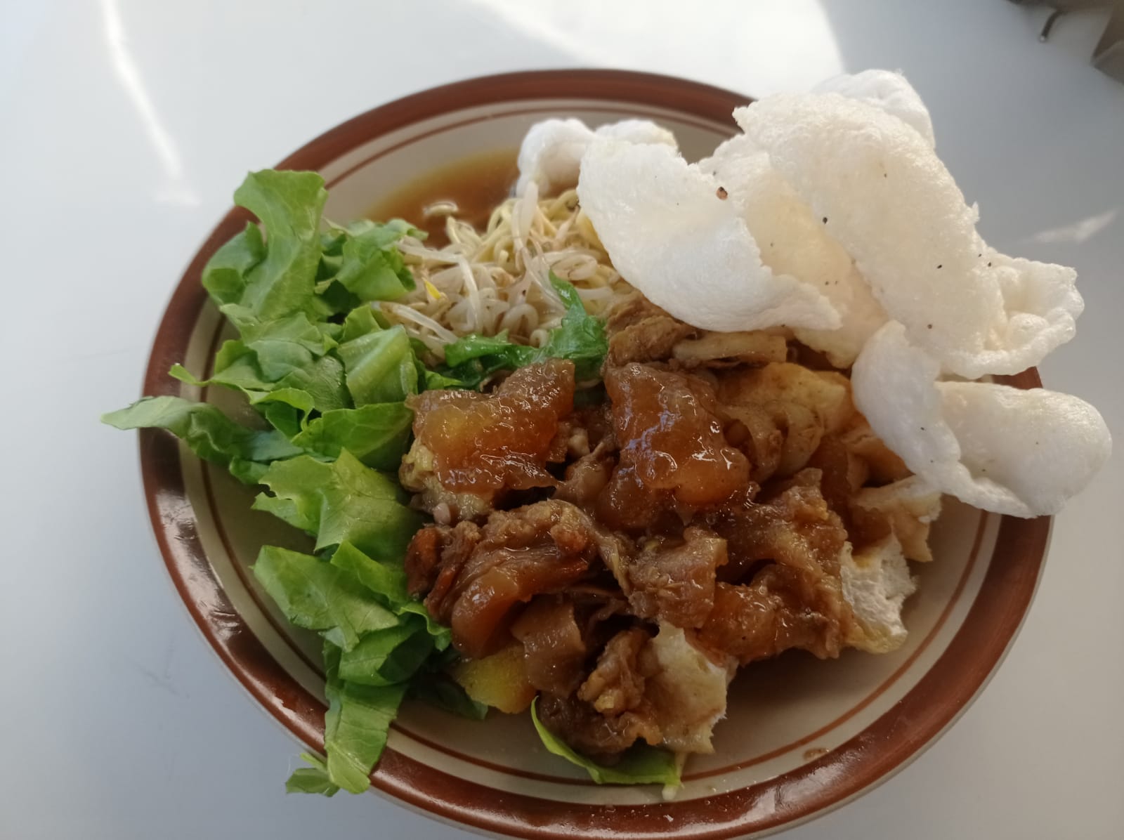 Tahu campur Surabaya di Warung Bu Eny Banyuwangi masih terjaga citarasa khas Surabayanya.