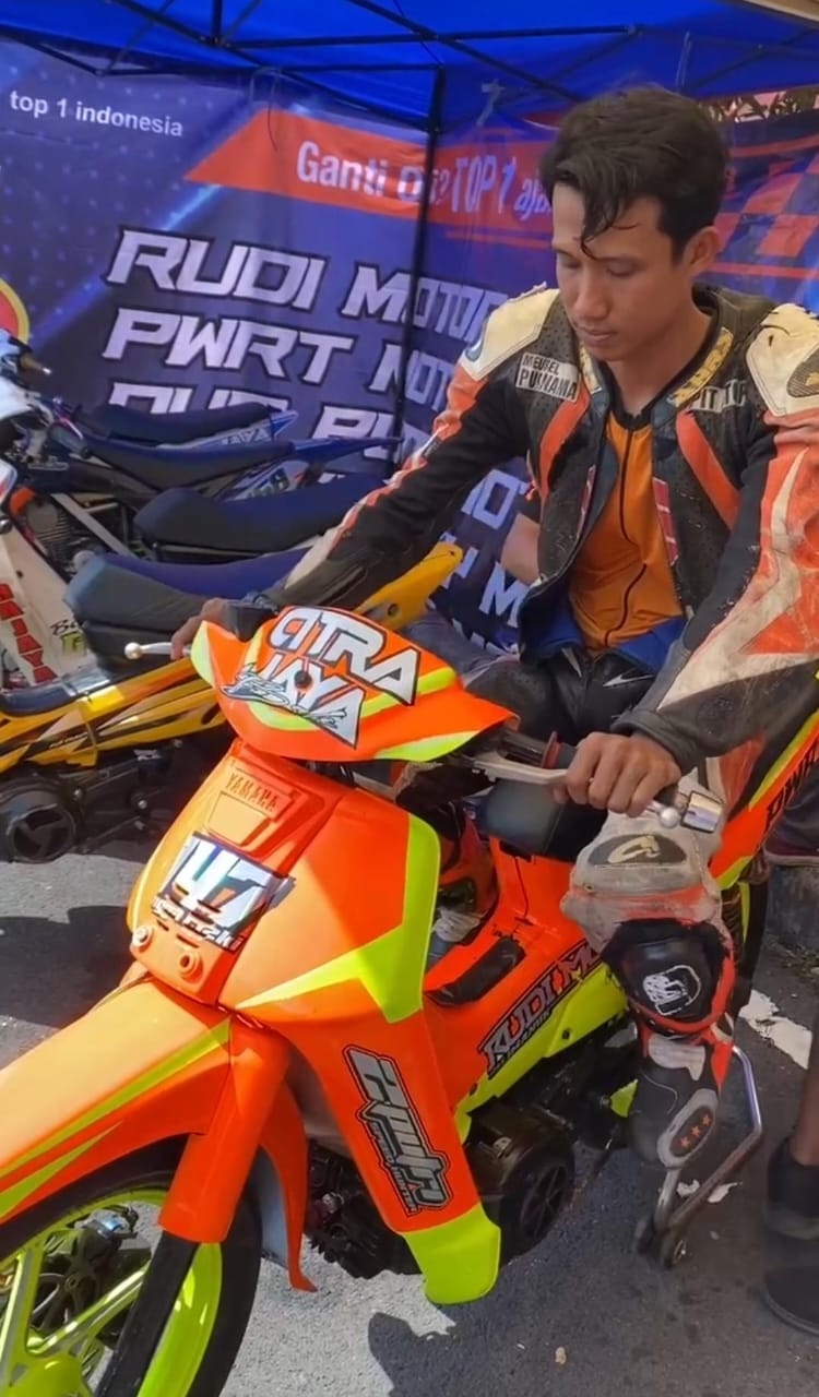 HARI TERAKHIR: Anggara Grineta saat menjajal motornya sebelum terjun di lintasan sirkuit Pantai Boom pada Minggu (7/7).
