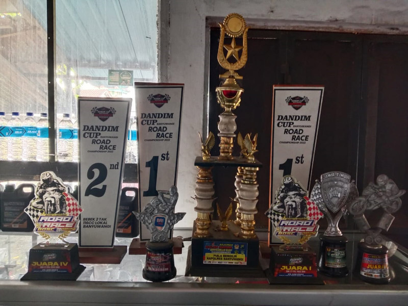 BERPRESTASI: Sederet piala dan piagam penghargaan yang diraih Anggara Grineta dalam ajang kejuaraan balap motor.