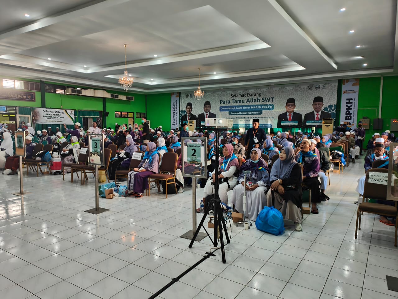 TUNGGU PEMBAGIAN PASPOR: Jemaah haji Banyuwangi yang tergabung dalam kloter SUB-59 tiba di Asrama Haji Sukolilo, Surabaya, Senin (8/7).