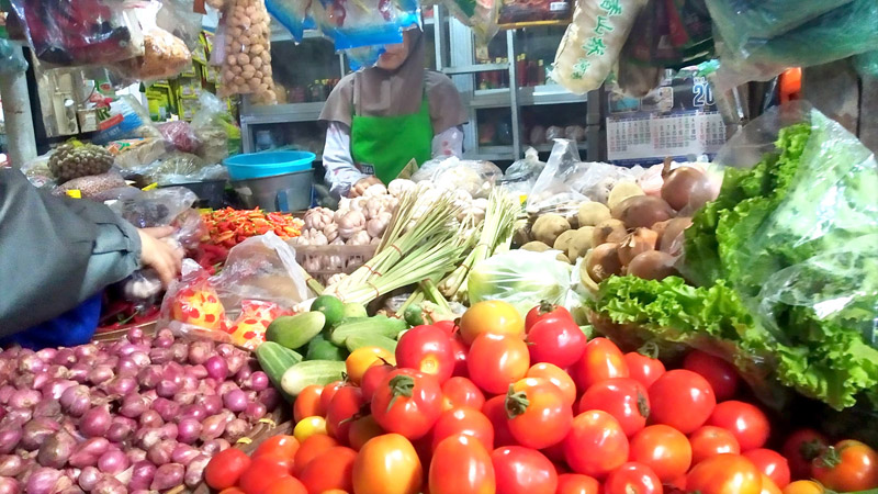 MURAH: Harga komoditas tomat di Pasar Genteng 2 masih berada di angka Rp 4.000 per kilogram Senin (8/7).