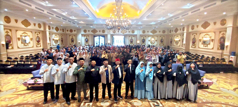 KEPALKAN TANGAN: Ratusan wali murid baru dari sembilan lembaga di bawah naungan Yayasan Al Uswah foto bersama usai mengikuti kegiatan parenting dan matrikulasi.