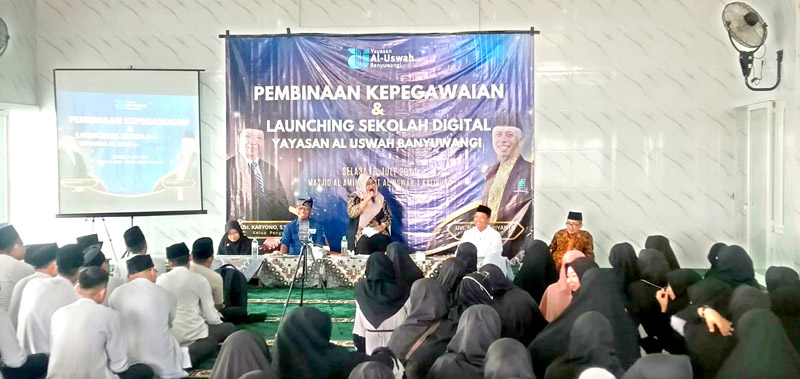 NARASAUMBER: Tatik Waluyo memberikan pembekalan kepribadian pada ratusan guru lembaga pendidikan di bawah naungan Yayasan Al Uswah.