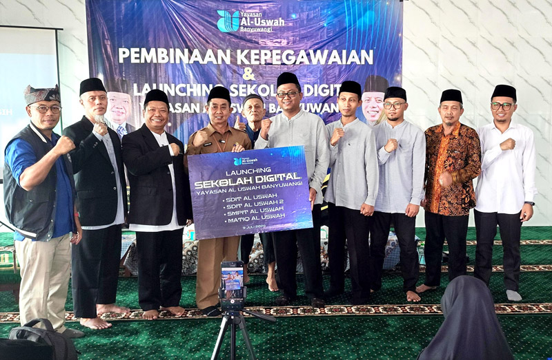 BERI APRESIASI: Kepala Dispendik Suratno hadir langsung pada peluncuran sekolah digital Yayasan Al Uswah