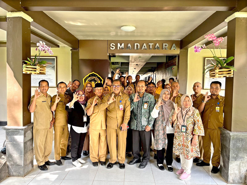 SINERGI: Jajaran guru Smadatara bersama perwakilan Direktorat Jenderal PAUD dan Dikdasmen pada&nbsp; Kemendikbudristek RI.