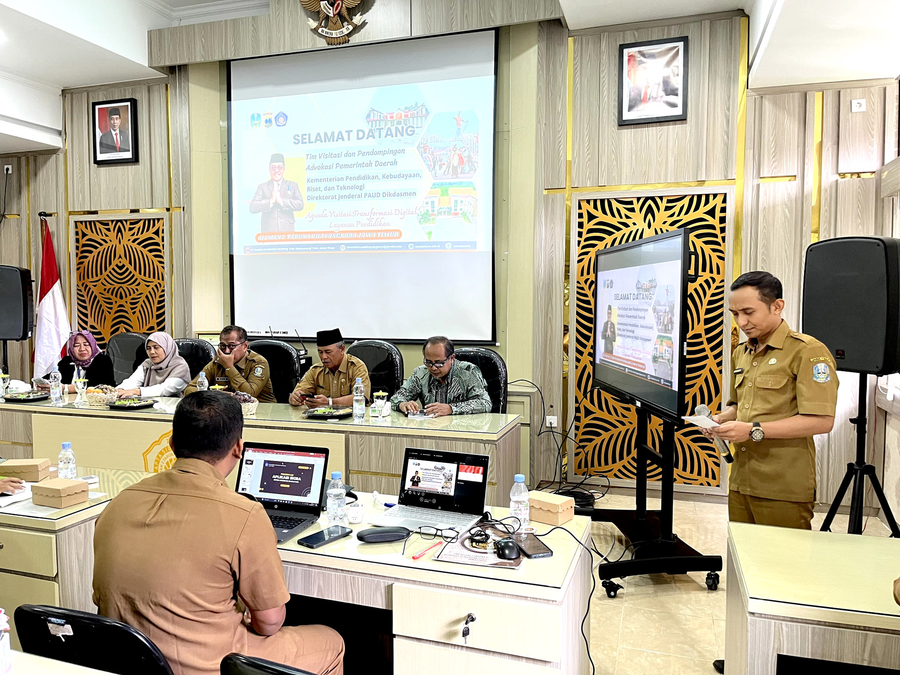 PENYAMPAIAN MATERI: Salah satu guru Smadatara memaparkan informasi terkait inovasi yang diterapkan oleh Smadatara