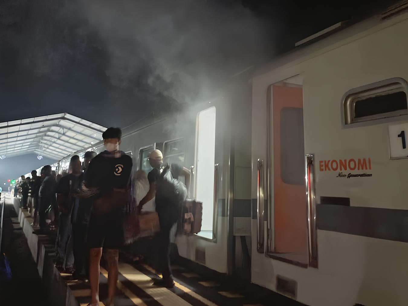 Kereta ekonomi 1 KA Gaya Baru Malam Selatan mengalami gangguan kelistrikan dan BLB di Stasiun Ketanggungan, Selasa (9/7).