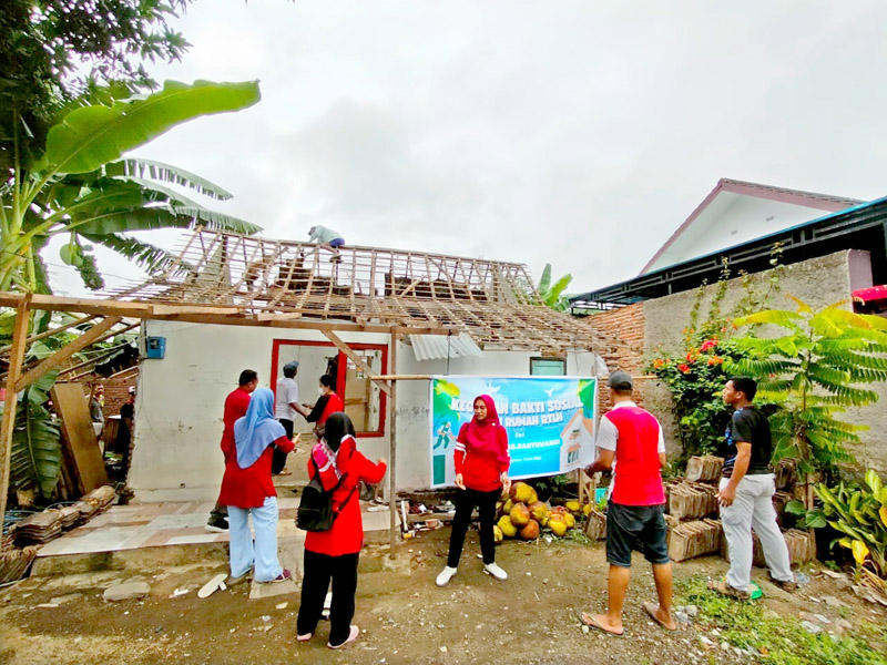 RENOVASI: Sejumlah abdi negara mengawal proses bedah rumah yang dibiayai hasil gotong royong seluruh PPPK formasi tahun 2023.