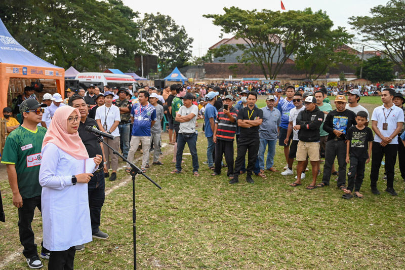 TUMBUHKAN SEMANGAT OLAHRAGA: Bupati Ipuk Fiestiandani hadir dalam laga perempat final turnamen sepak bola Bupati Cup yang dihelat di Lapangan Maron, Genteng, kemarin (10/7).