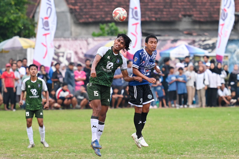 DUEL UDARA: Pemain Arsenal Genteng Etan berebut bola dengan pemain Pesat Tegalsari dalam pertandingan perempat final di Lapangan Maron Rabu (10/7).